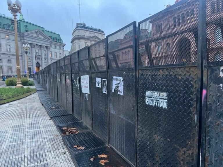 La Casa Rosada amaneció vallada y con tránsito restringido ante la expectativa por un posible festejo de la Selección