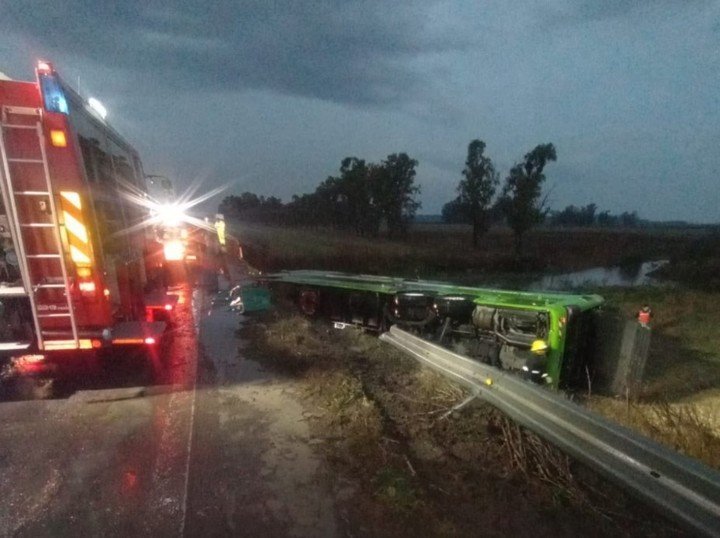 Volcó un micro en la Ruta 7 a la altura de Carmen de Areco: hay al menos 20 heridos tras caer de un puente